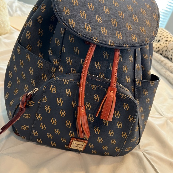 Dooney & Bourke Greta Signature Murphy Backpack. New, hardy used. - Picture 3 of 3